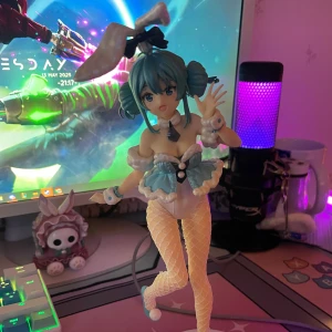 Blå och vit kanininspirerad cosplayklänning - Bra skick! Har lådan kvar! Kan mötas i vissa delar av Skåne eller skicka på posten för köparen står för frakt! 🙌🎀. Figuren är på den större sidan!