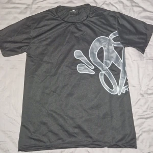 Syna World T-shirt  - Helt oanvänd! Ganska bra kvalitet! Normal i storleken Köp fler produkter för billigare totalpris! Skriv vid intresse!