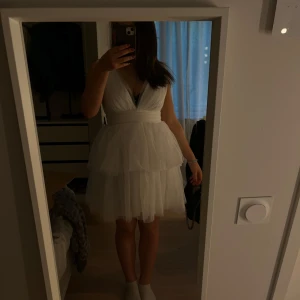 Vit klänning ginatricot - Säljer nu denna populära klänning från ginatricot💖 säljer för jag hittat en annan klänning, lappen finns kvar och fick själv hem denna förra veckan så den är splirrans ny! På lappen står de strl M men passar mig som har S💖 Skriv för mer frågor eller funderingar! Priset kan diskuteras