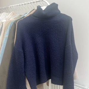 Stickad polo tröja - Marinblå stickad polo tröja från zara, lite nopprig annars bra skick