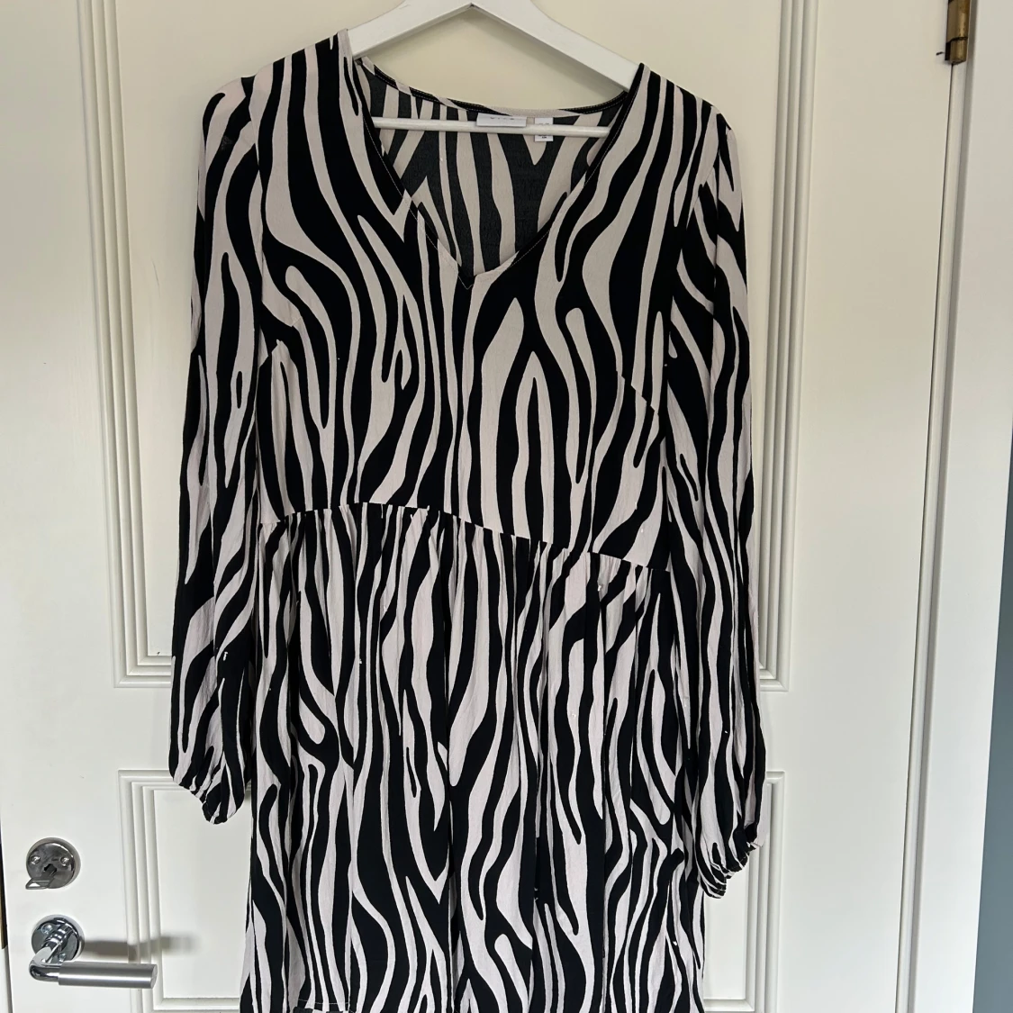 Svartvit zebramönstrad klänning