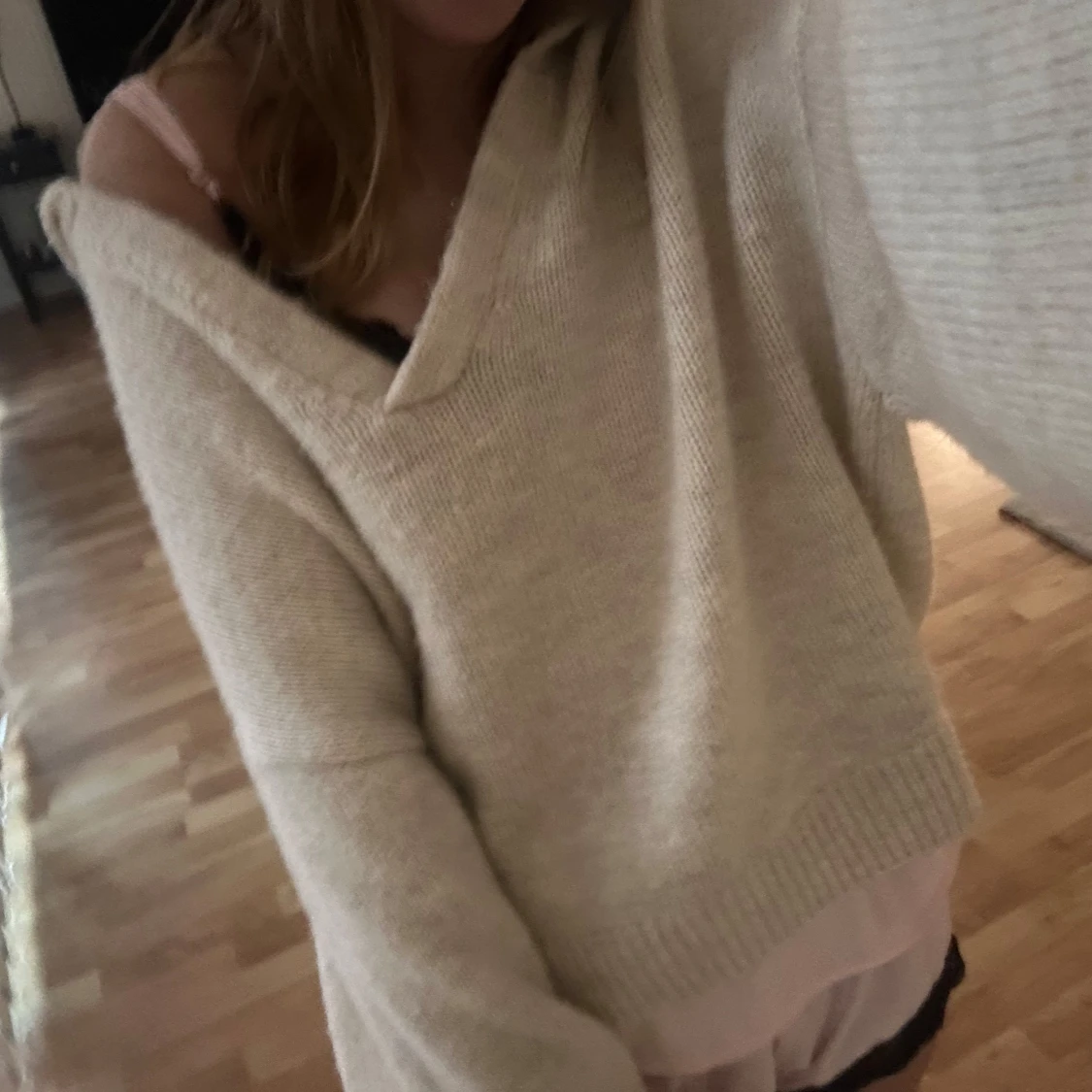 Beige stickad oversized tröja med v-ringning - 1