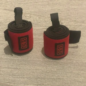 Wristwraps från SBD - Två wristwraps från SBD i 1 meters längd. Mycket sköna att ha för bänkpress och knäböj.