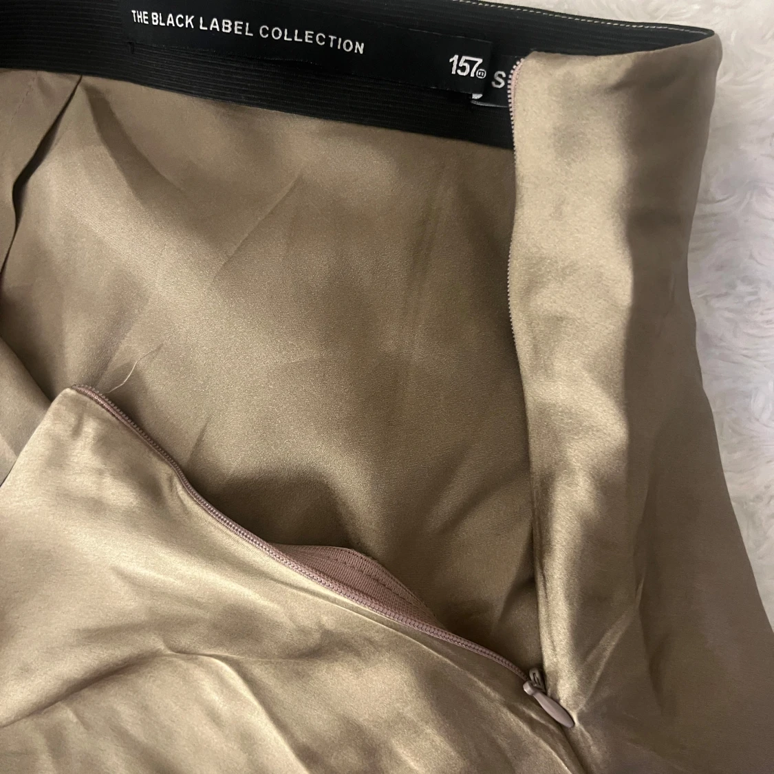 Snygg längre kjol i satin !! - 2