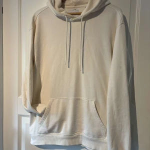 Vit hoodie  - Lite benvit i färgen.