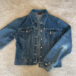 Jeansjacka  - Super fin jeansjacka perfekt nu till våren/sommaren🤍Är i strl M men sitter som en S