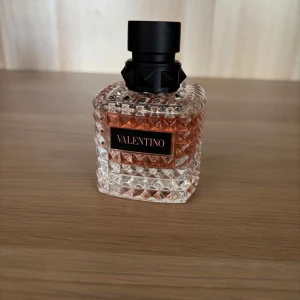 Valentino parfym med nitat glasflaska - Aldrig använd valentino parfym köpt ifrån kicks 