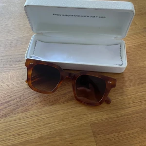 Chimi 04 havana  - Snygga solglasögon från Chimi i modellen Havana med fyrkantig form och brun transparent båge. Varsamt använda, något märke på fodralet men glasögonen är i mycket bra skick