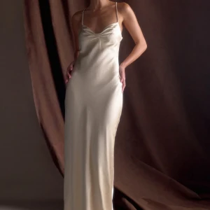 Balklänning - Champagne färgad balklänning från meshki. Aldrig använd. Original pris är 1500 plus tull. Obs. Bilden är i storlek xs. Be om bild på eller mått😊