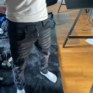 Svarta Dsquared2 jeans  - Säljer Dsquared2 byxa som är i bra skick och sitter bra. Tar emot byten också. Pris kan diskuteras i Dm. Storlek 46 i dsquared jag är 180 cm lång o de passa bra. 