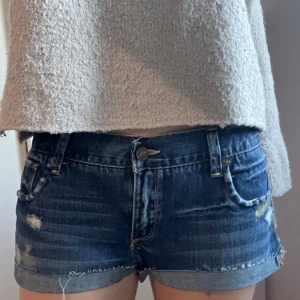 Jeansshorts - Ursnygga jeansshorts från Abercrombie med låg midja, skulle passa M/38! Midjemåttet tvärsöver är ca 41cm 😃