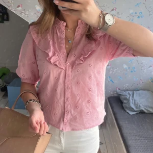 Rosa blus  - Den sötaste rosa blusen!! Storlek xs, innan var den mycke längre men har sytt upp den. Köpt på Vinted för 300🥰
