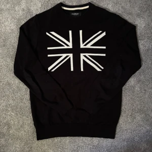 Crewneck Tröja - Säljer nu en jättesnygg crewneck tröja👕 inköpt från clean cut Copenhagen   -Helt ny🎉 -Storlek S✅ -Nypris 700kr✅ Mått Bredd:45 Längd:70📏 