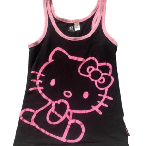 hello kitty linne🎀 - sååå himla gulligt! köpt från h&m för flera år sen. självaste linnet finns alltså inte att köpa i butiken längreee