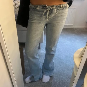 Ljusblå jeans med snörning fram - Sååå coola jeans! Detaljerna där fram 🤌🤌 !!! Bootcut och lågmidjade! Köpta på vinted, vet ej märket.