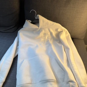 Demont D hoodie - Säljer denna Demont hoodie då jag inte använt eller använder den. Superbra skick storlek xs men passar S