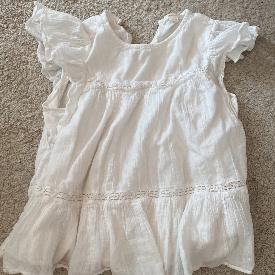 Vit volangklänning med spetsdetaljer