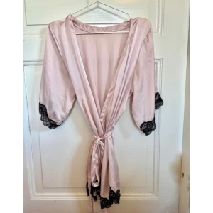 Ljusrosa siden morgonrock - 💕✨