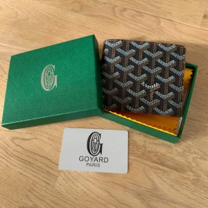 Brun Plånbok - Säljer en riktigt fet Plånbok i brun färg. Den är helt ny och kommer med originalboxen. Perfekt för dig som vill få plats med dina kort och kontanter. Vid frågor eller funderingar skicka ett pm, Mvh