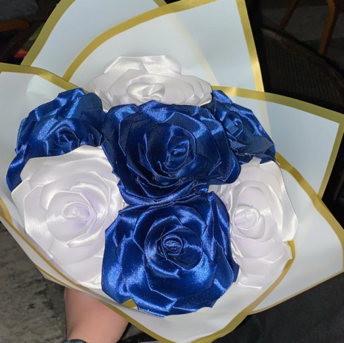 Bukett med konstgjorda rosor i blått och vitt - 2