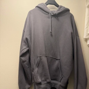 Grå hoodie med ficka - Grå hoodie från Bikbok