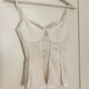 Vit corset top. - Säljer minnvita corset topp från h&m. Aldrig använd i storlek xs