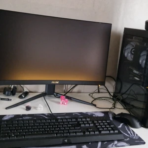 GAMING SETUP - Säljer gaming setup Helt ny 23.6 tum, curved skärm och nytt HyperX cloud headset. Mus, musplatta och keyboard ingår. Slänger med en webcam som dock aldrig prövats.   Det är en LEGION Pc GPU: GeForce GTX 1660 SUPER CPU: AMD Ryzen 5 5600 with radeon graphics RAM: 16 RAM 64-bitars operativsystem x64 baserad processor. WINDOWS 11 nyligen installerad  UPPHÄMTNING I MJÖLBY, KAN FRAKTAS MEN ANSVARAR EJ FÖR POSTENS SLARV