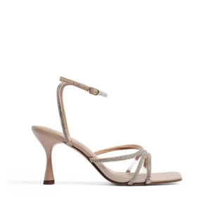 Beige klackskor från NA-KD - Säljer dessa super fina klackskorna från NA-KD, tänkte haft dem till min bal, men bytte nu i sista sekund. Skorna är helt slutsålda och jag köpte dem för 700. De är aldrig använda mer än att jag testat gå runt i dem hemma💞Storlek 36