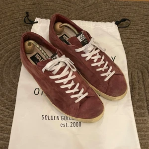 Golden Goose - Säljer dessa schyssta och sällsynta golden goose superstar. Stl. 41. Fint skick! Dustbag medföljer vid köp. Skriv gärna vis frågor eller bilder! 