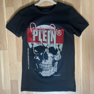 Philipp Plein T-shirt - Riktigt flashig t-shirt från Philipp Plein. Den här t-shirten vänder huvuden när du är ute på stan. ✨Storlek: S, Passform: Slim-fit ✨ Tryck på ”Köp nu” knappen så är den här t-shirten påväg till dig inom 24h 🎉