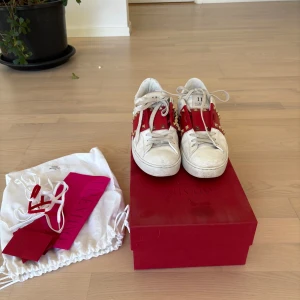 Röda Valentino Garavani sneakers med nitar - Röda Valentinos som inte säljs längre, det är limitation. 