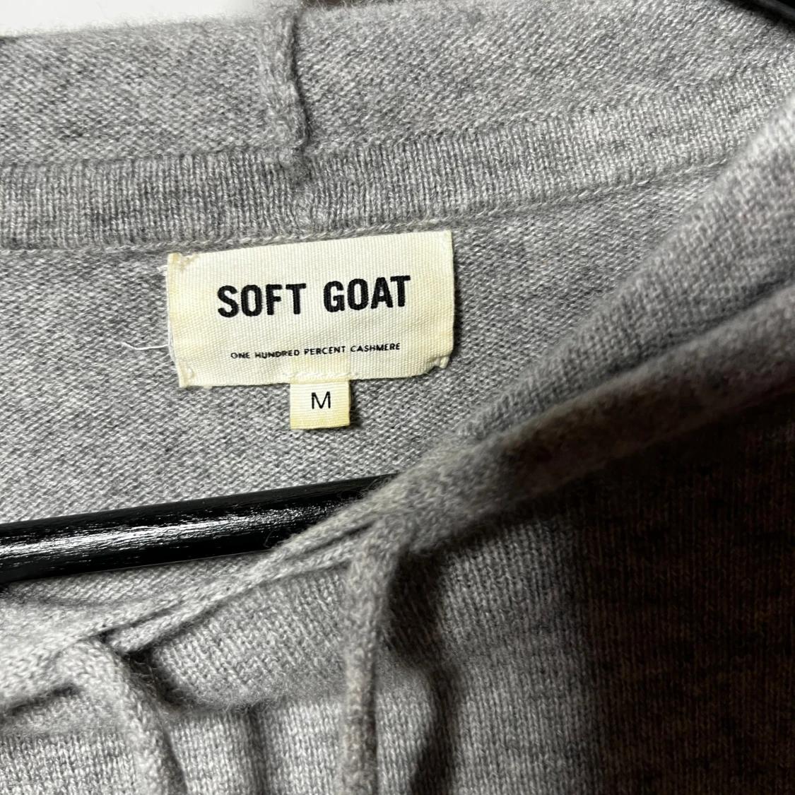 Grå hoodie i kashmir från Soft Goat - 2