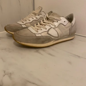 Philippe model  - Säljer mina Philippe model skor för de har blivit för små. Ganska bra skick! Skriv om der är några frågor !!!