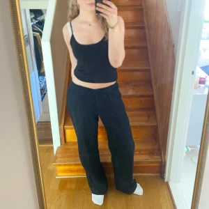 Svarta lågmidjade linnebyxor med snöre  - Säljer ett par svarta lågmidjade linnebyxor med fickor. Byxorna har en rak passform och är knappast använda