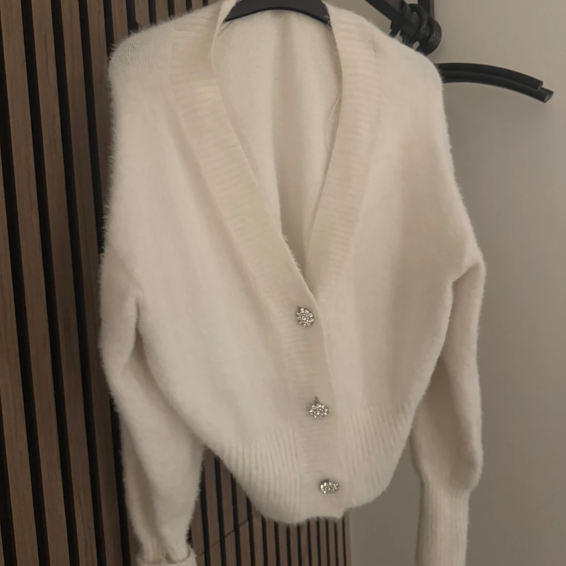 Vit kofta med glittriga knappar - 1