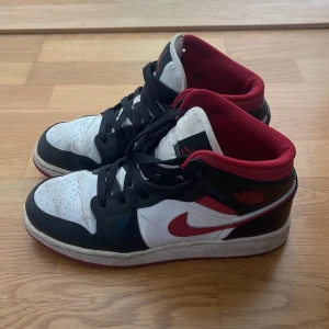 Jordan air mid - super fina röd svart vita jordan air mid, går till ankeln ungefär. nästan nya. kartongen finns kvar.