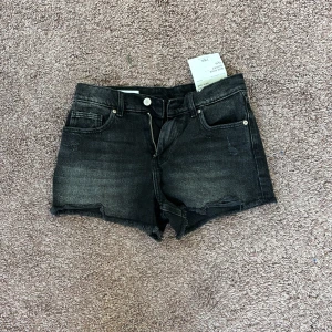 Svarta jeansshorts från Zara - Snygga svarta jeansshorts från Zara. Dom är är aldrig använd till och med lappen sitter kvar. Storlek 164