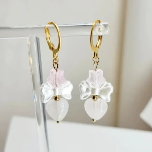 Handgjorda örhängen  - Handgjorda örhängen●Följ :@ekjewelryofficial🤲 ● 💎Material- rosenkvarts, plastik ●Örhängeskrokar -rostfritt stål. Nickel fri. Längd -4, 5cm. Vattentåliga, ändrar inte färgen! 