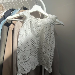 Volang topp prickig  - Prickig söt volang blus i bra skick