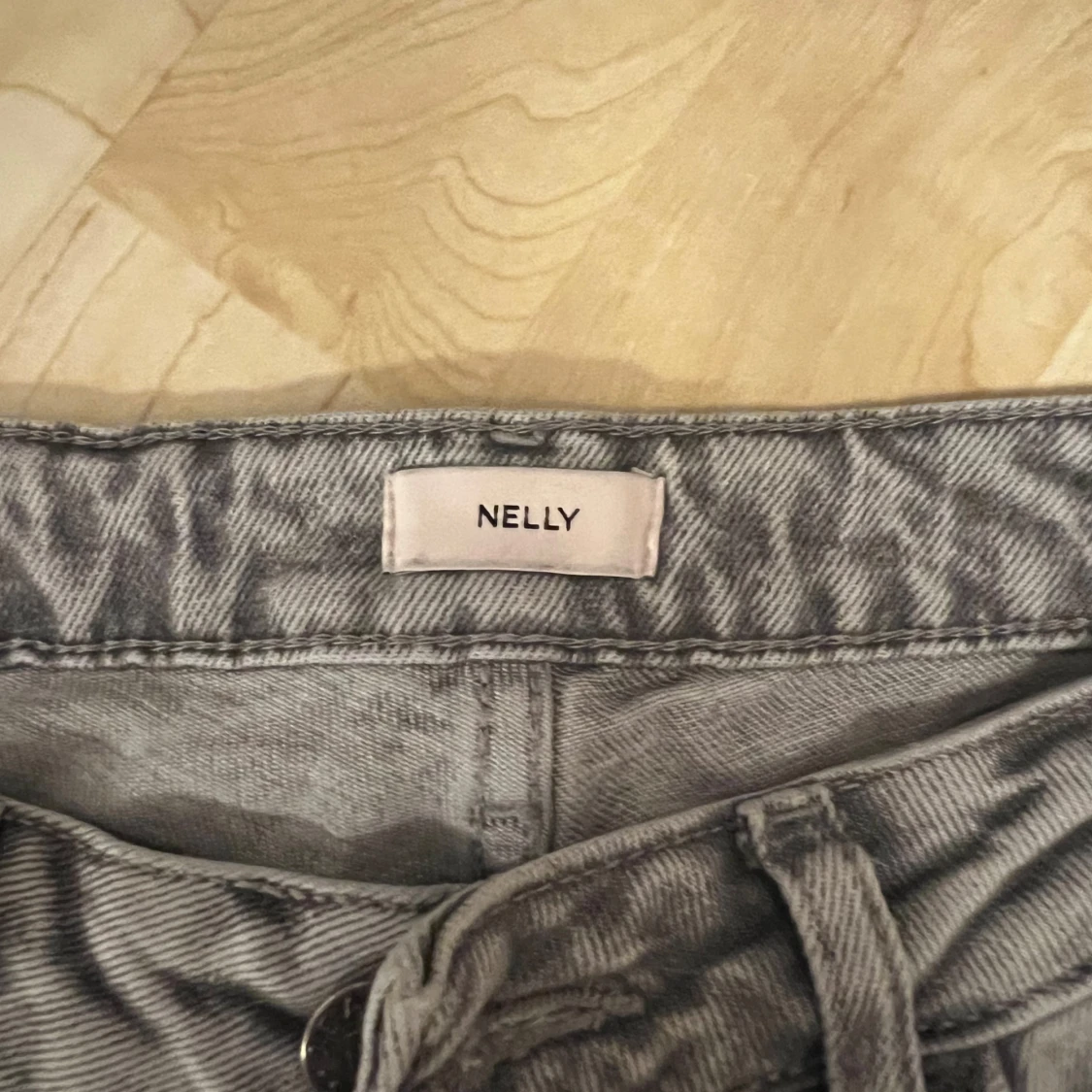 Grå lågmidjade jeans från Nelly - 3