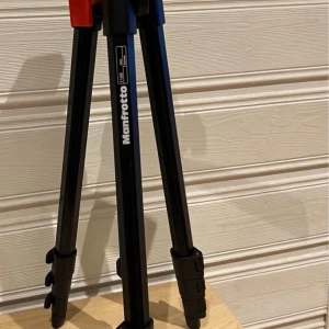 Manfrotto Kamerastativ - Säljer ett kamerastativ från Manfrotto 718B. Stativet är väldigt lite använt i mycket fin skick och kommer med tillhörande väska och instruktionsbok.