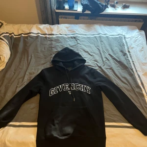 Givenchy hoodie - Säljer en svart oanvädnd givenchy hoodie med prislapp kvar, storlek M slimfit. Pris kan diskuteras vid snabb affär.