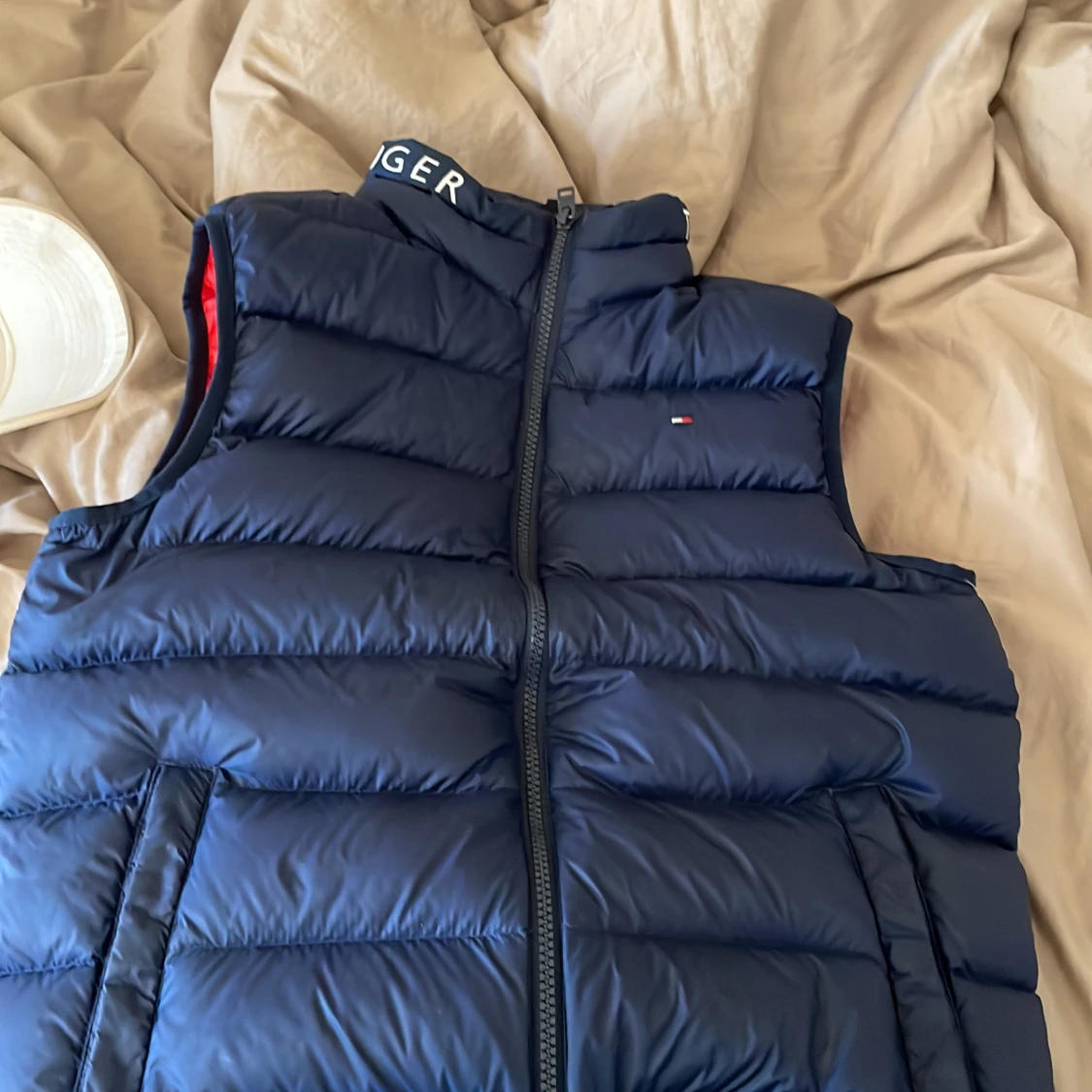 Mörkblå dunväst från Tommy Hilfiger - 3