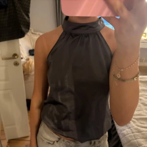 Festtopp  - Fin grå festtopp från Gina tricot, ena knappen är sönder där bak men går lika bra att ha på sig den!