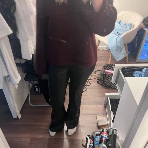Svarta skinnbyxor - LÅNADE BILDER! Snygga svarta skinnbyxor med låg midja och bootcut-stil. Skriv vid fler bilder/frågor! Helt oanvända med prislapp kvar 