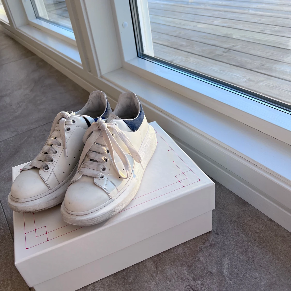 Vita sneakers från Alexander McQueen - 2
