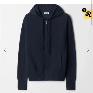 Kashmir zip hoodi  - Säljer min så snygga soft goat hoodie. Den är mörkblå och är i topp skick. Nypris 2 695kr. Skriv om ni har några frågor🥰🥰