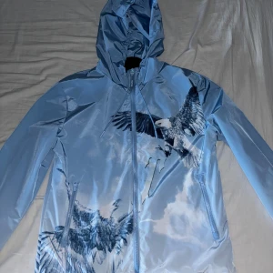 Trapstar Vindjacka  - Limited edition trapstar vindjacka. Super bra skick (Aldrig använd). Priset är inte hugget i sten och kan sänkas vid snabb affär.