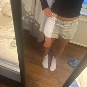 Jeansshorts - Säljer ett par ljusblå jeansshorts med normal passform. De har klassisk design med fickor och knappgylf. Perfekta för sommardagar! Slits längst ner💗