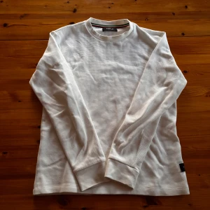 Laidback grisch vit replay tröja - Axel till midja 55cm, armhåla till handled 47cm, armhåla till armhåla ≈ 46. Helt ny och använd max 4 gånger. Ingen original förpackning men nyskick